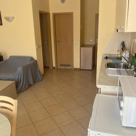 Bright, Central, 1-bed With Pool View شقة