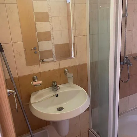 Bright, Central, 1-bed With Pool View Apartment *