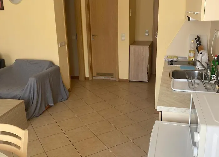 Bright, Central, 1-bed With Pool View Apartment