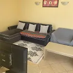 Bright, Central, 1-bed With Pool View Appartement