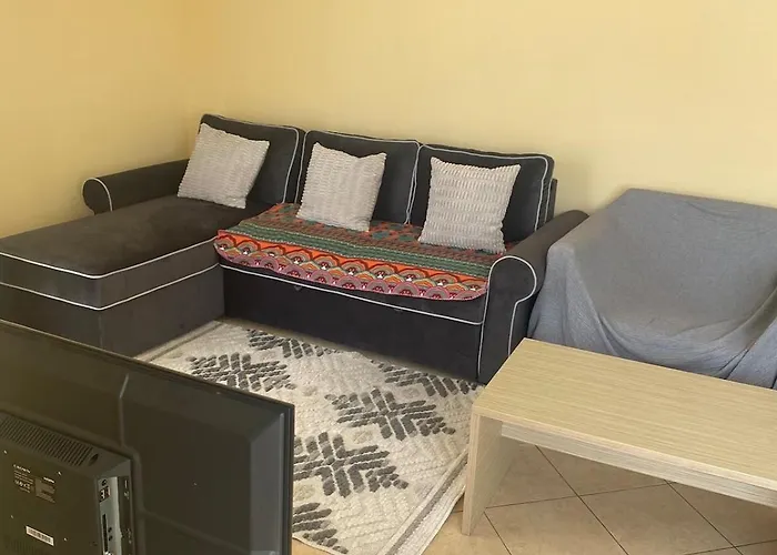 Bright, Central, 1-bed With Pool View Appartamento