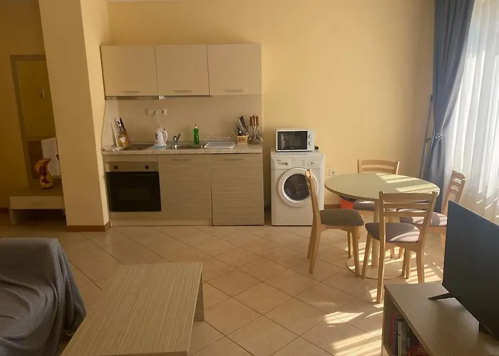 Bright, Central, 1-bed With Pool View