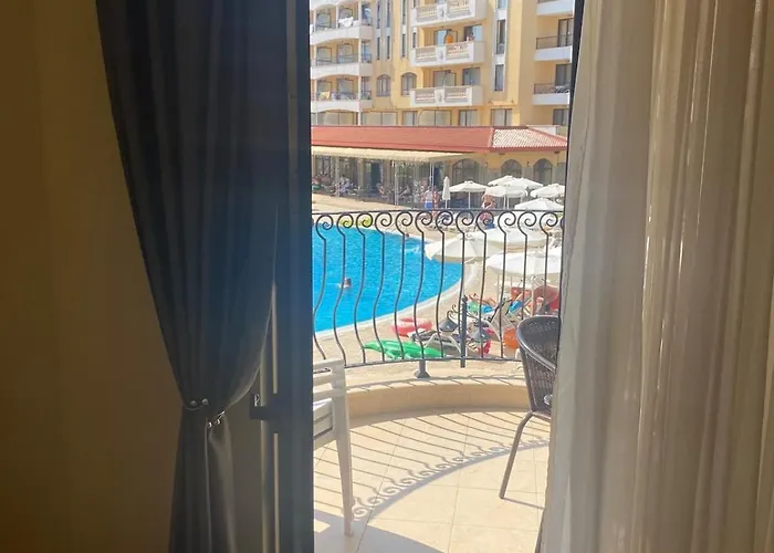 Bright, Central, 1-bed With Pool View