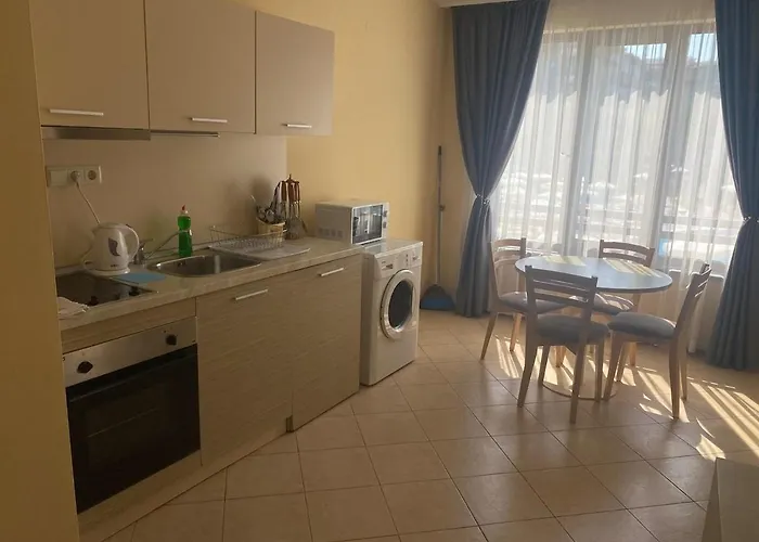 Bright, Central, 1-bed With Pool View