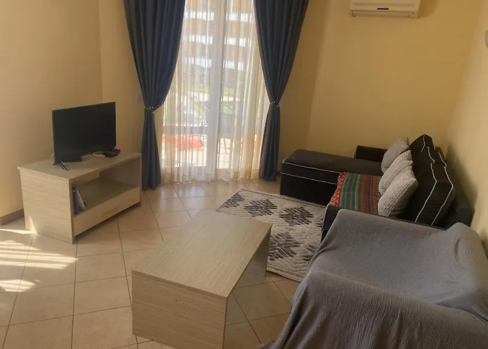 Bright, Central, 1-bed With Pool View Appartement