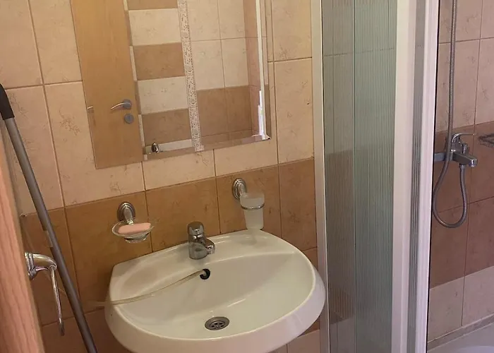 Bright, Central, 1-bed With Pool View Appartement *