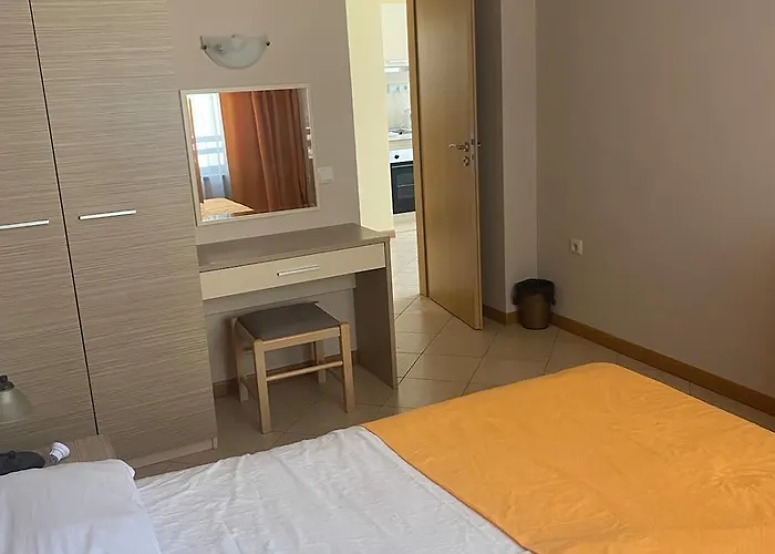 Bright, Central, 1-bed With Pool View *